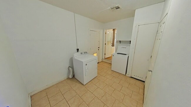 Building Photo - 3808 SE Dorchester Dr