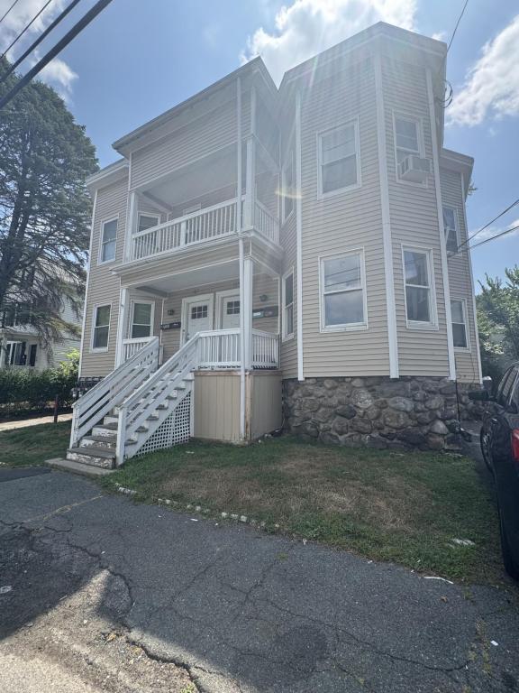 Primary Photo - 164 S Pleasant St