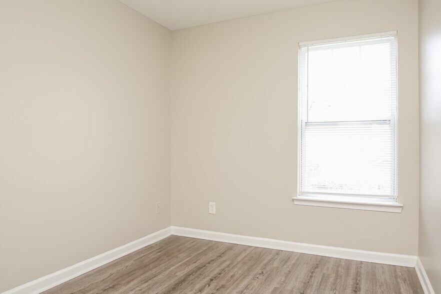 Building Photo - 8047 Logan Dr