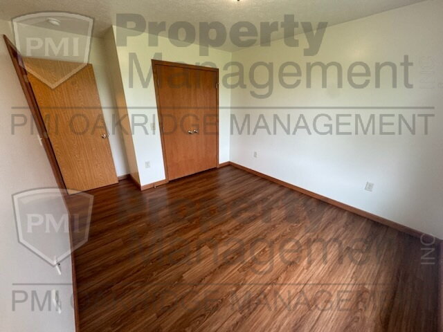 Building Photo - Country 3 Bedroom Apartment with 2 Car Garage