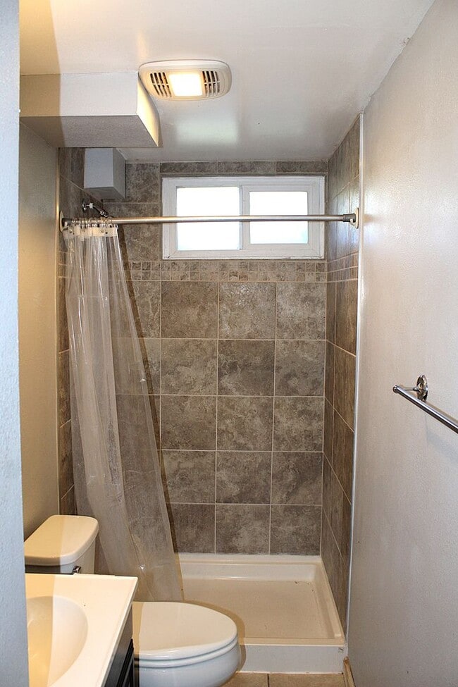 Building Photo - ALL PROSPECTIVE TENANTS MUST SUBMIT A $58 ...