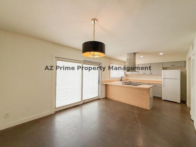 Building Photo - 4440 W Solano Dr N