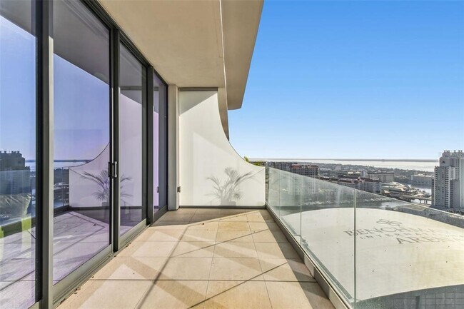 Building Photo - 1000 Water St