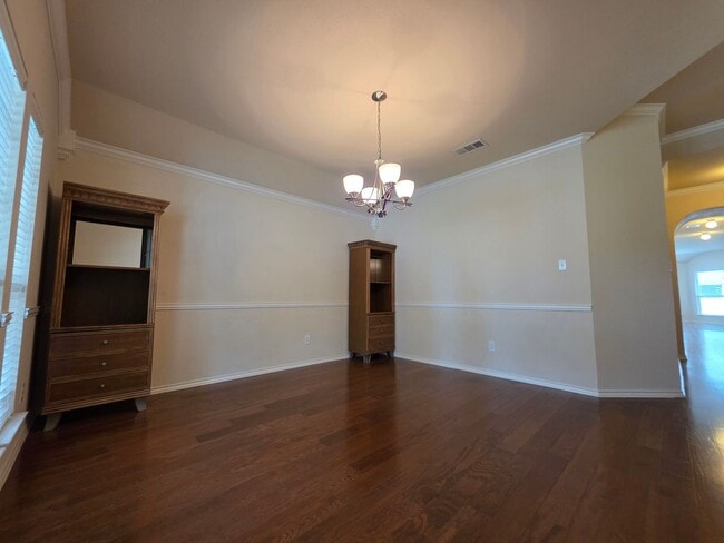 Building Photo - Heritage Craftsman Rental!