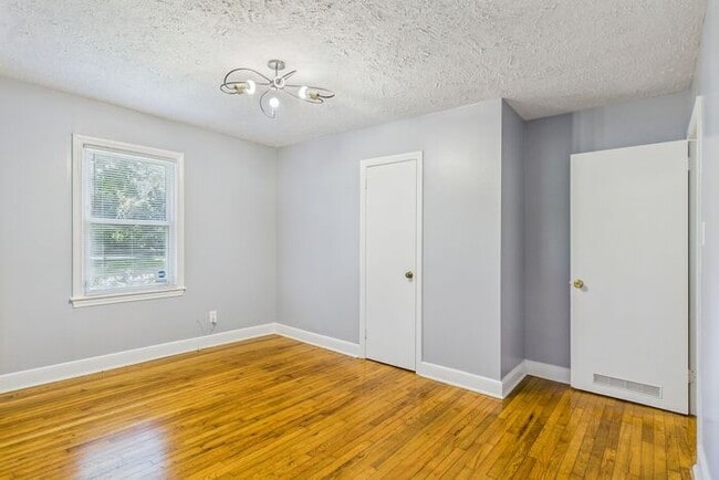 Building Photo - Charming Ranch Home with Bonus Studio & Ou...