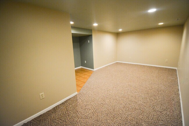Building Photo - 3 Bedroom 1.5 Bath Available For Rent In Country Club Manor