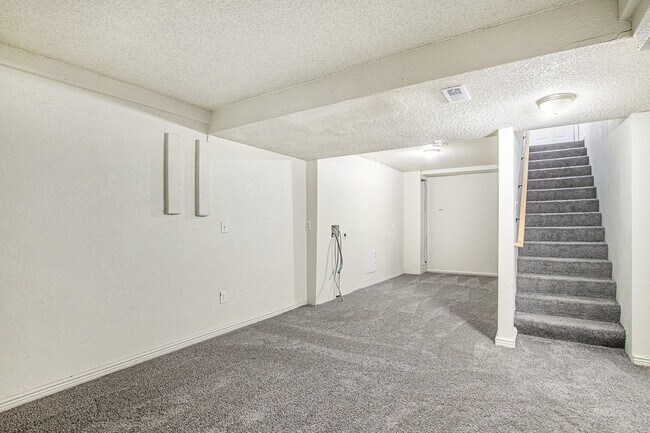 Building Photo - Updated Duplex 4 bed | 2 bath in Westwood!