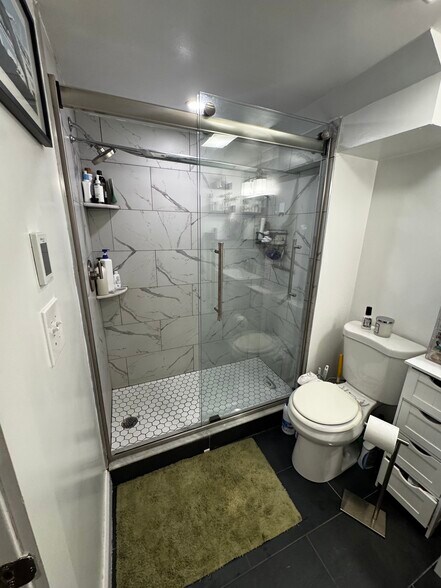 Rennovated bathroom with heated floors - 36 Peterborough St