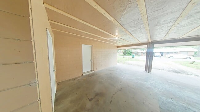 Building Photo - Beautifully Renovated 2/1 - Convenient Loc...