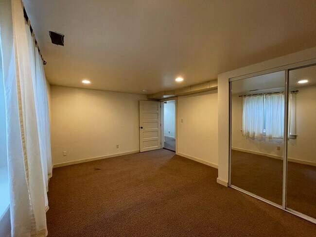 Building Photo - Close to GU Campus