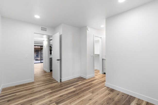 Building Photo - Renovated 1 Bedroom Condo Overlooking Creek