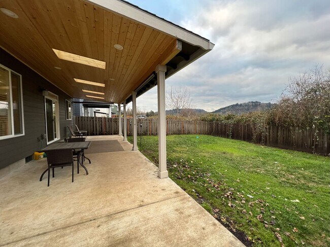 Building Photo - Beautiful Gresham 4 Bed, 2.5 Bath Home!