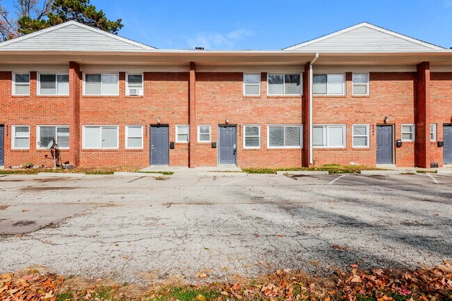 Building Photo - Charming 2 Bed, 1 Bath Apartment in Indianapolis - Don't Miss Out!