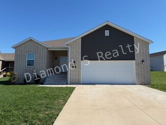 Building Photo - Georgeous 4 Bedroom Home - Ozark Schools!