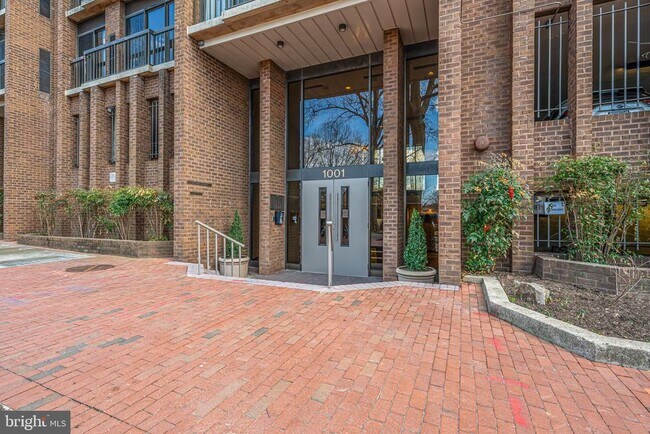 Building Photo - 1001 26th St NW