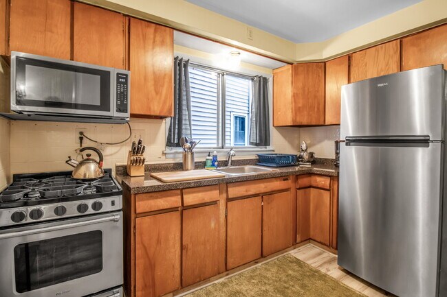 Building Photo - Furnished 1-Bedroom Apartment on Glendale Pl