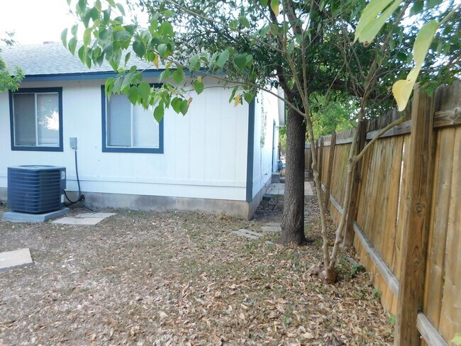 Building Photo - K Askari Properties  ( 501/503 Willow Bend Cv )