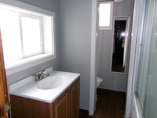 Building Photo - 2 Bedroom, 1-1/2 Bath