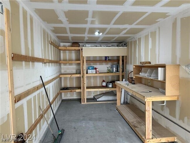 Building Photo - 2805 Alma Lidia Ave