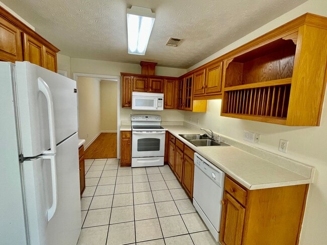 Building Photo - 4 Bedrooms in Eastern Oaks