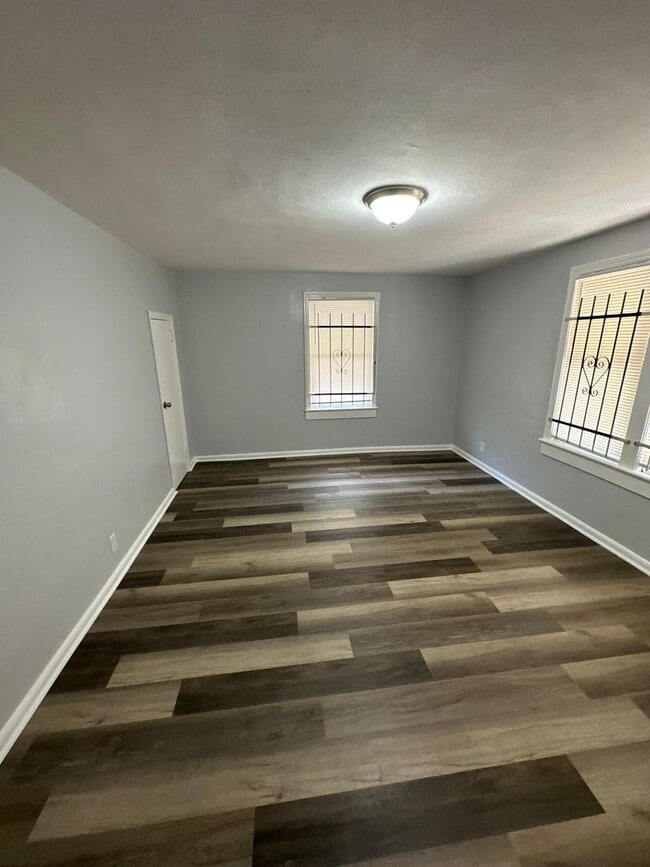 Building Photo - Fully renovated 2/1 single family residenc...