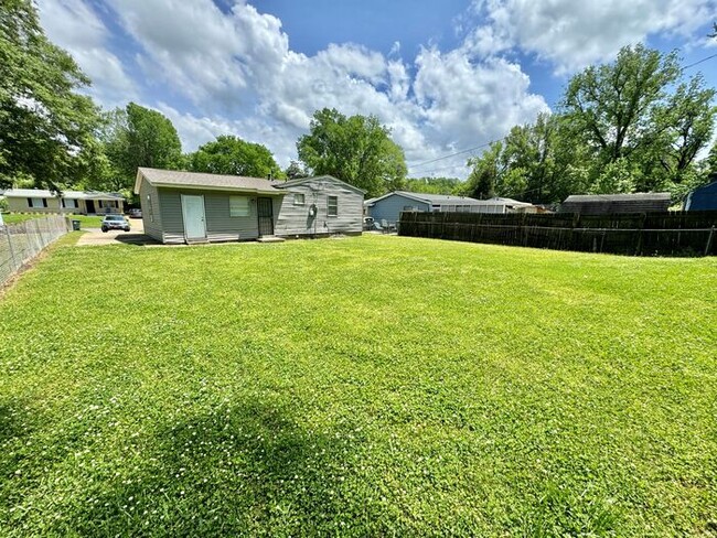 Building Photo - 3943 Maynard Dr