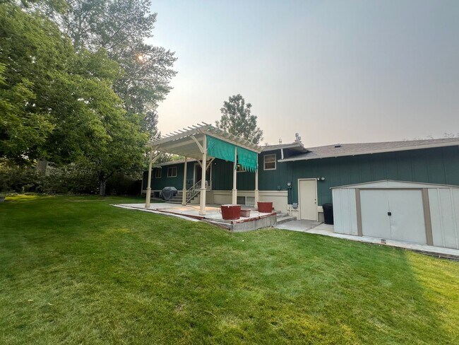 Building Photo - Spacious Family Home in Highland High School Area – Pocatello, ID!