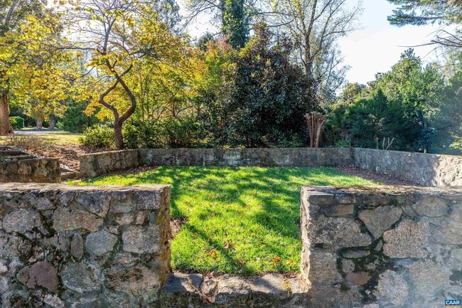 Building Photo - 640 Ivy Ln