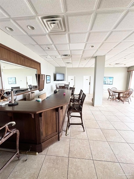 Building Photo - 825 Bayshore Dr