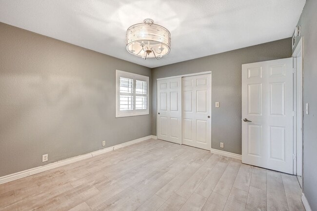 Building Photo - GATED COMMUNITY CONDO WITH BRAND NEW UPGRADES THROUGHOUT