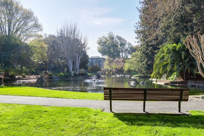 Building Photo - 1 Bed / 1 Bath pet friendly condo with parking in beautiful San Mateo. YouTube Tour!