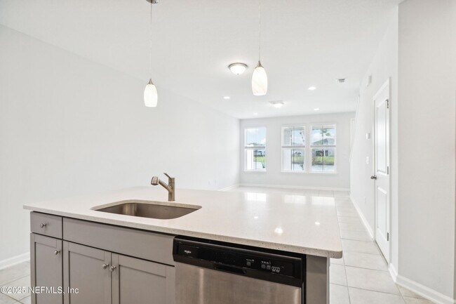 Building Photo - 260 Brandon Lks Dr