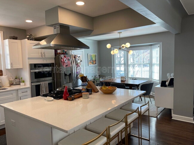 Building Photo - 4119 N Sheridan Ave