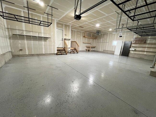 Building Photo - 4 Bed/3.5 Bath with 4 Stall Heated Garage!