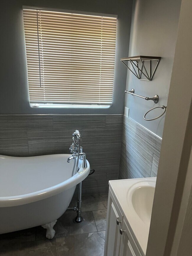 Building Photo - POOL HOME 3 BEDROOMS 3 BATHS