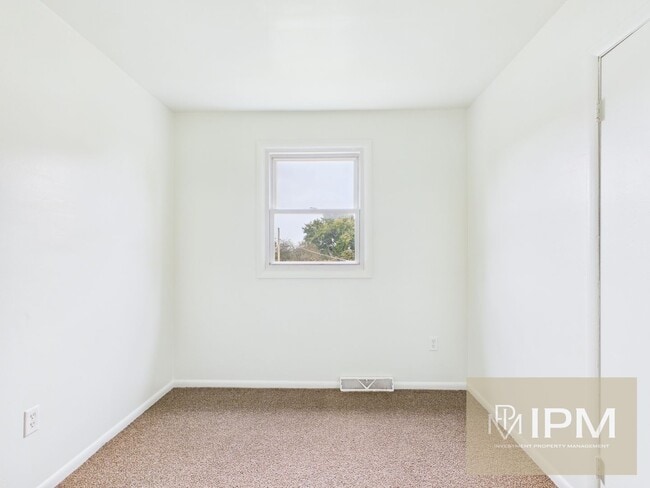 Building Photo - Available Now! Cozy 3 Bedroom, 1 Bath Town...
