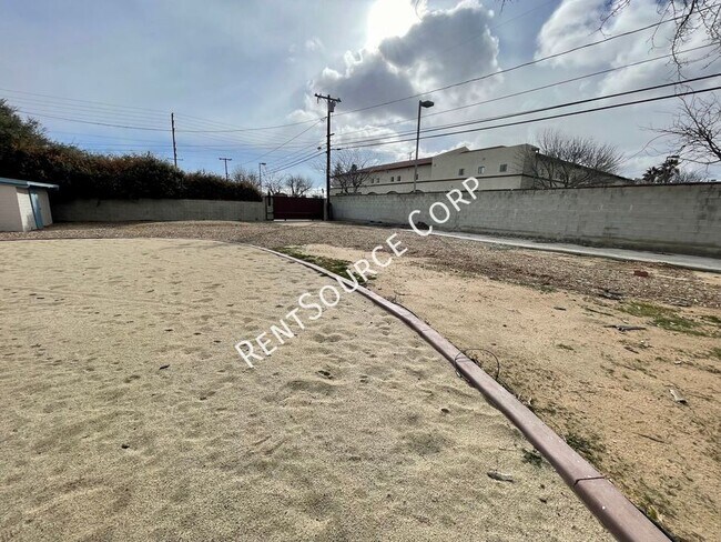 Building Photo - 1022 W Lancaster Blvd