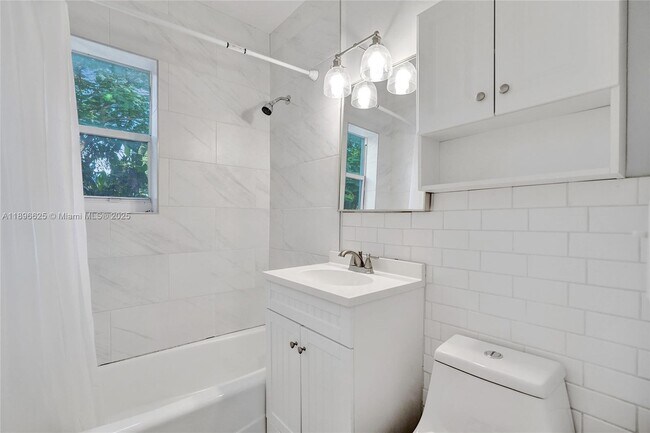 Building Photo - 119 SW 22nd Ave