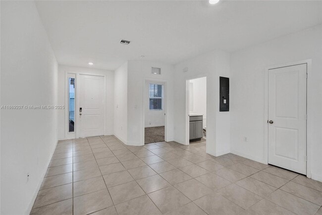 Building Photo - 376 NW 8th Ct
