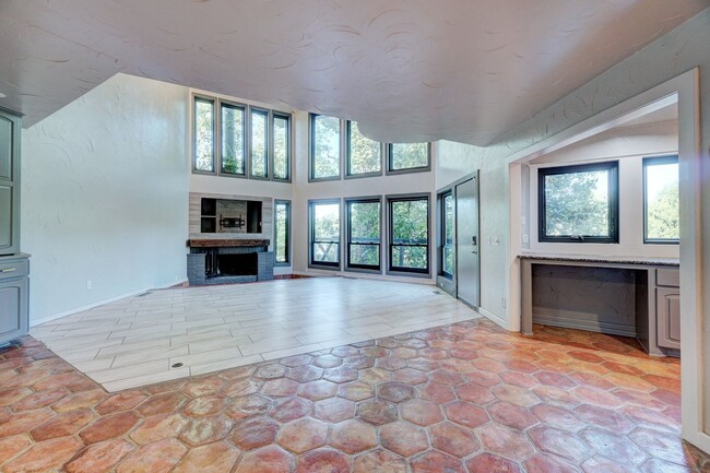 Building Photo - Stunning Mid-Century Modern Home with Saun...