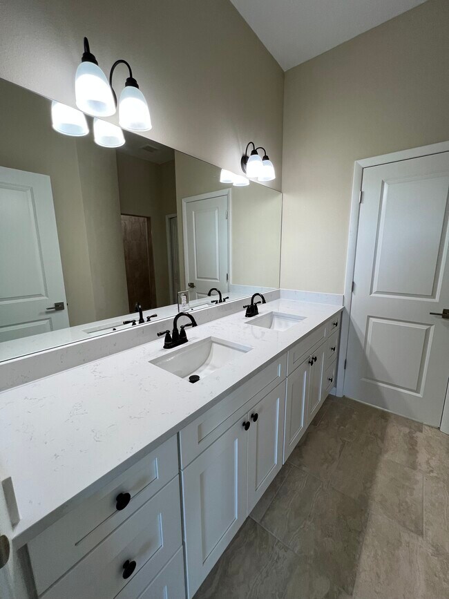 Building Photo - 1060 S Capri Ct
