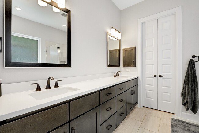 Building Photo - North Loop Area Gem!!!