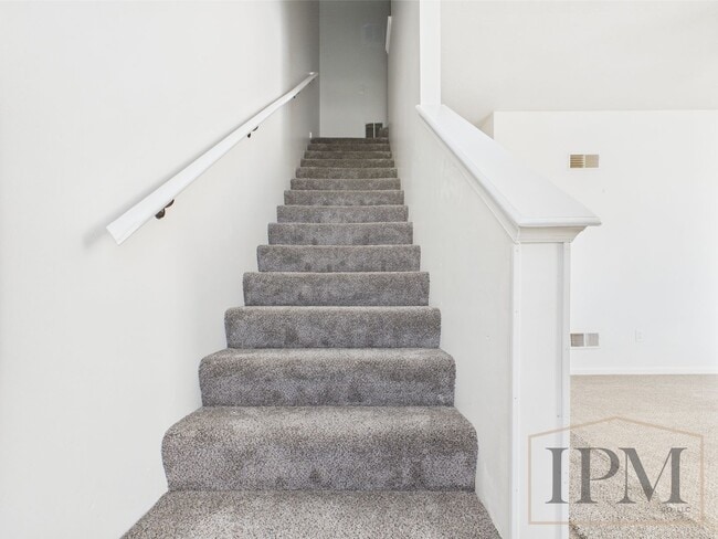 Building Photo - Newly Renovated!  3 bedrooms, 2 full baths...