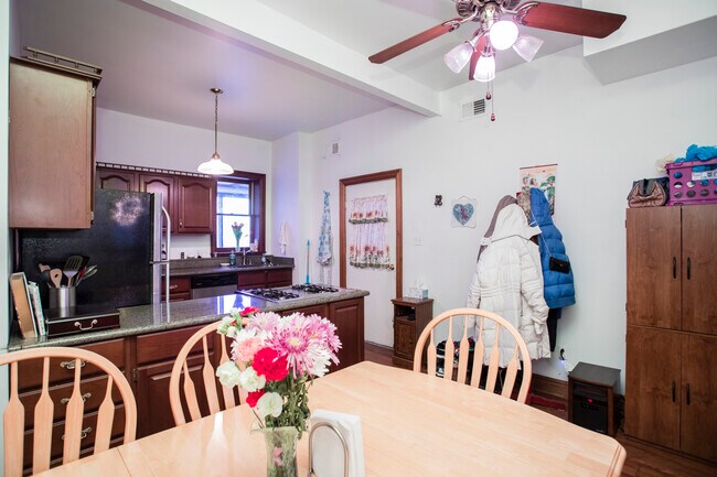 Building Photo - 421 E Carson St