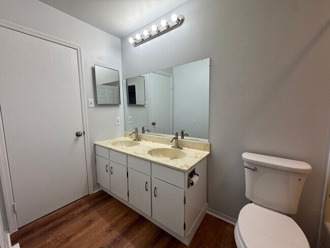 Building Photo - 1322 S Fountian Street