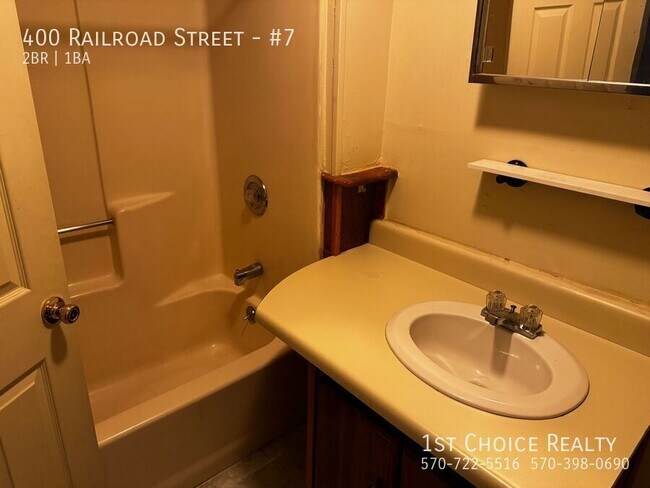 Building Photo - 400 Railroad St