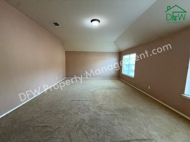 Building Photo - Elegant and Spacious 5-Bedroom Home for Lease in Fort Worth