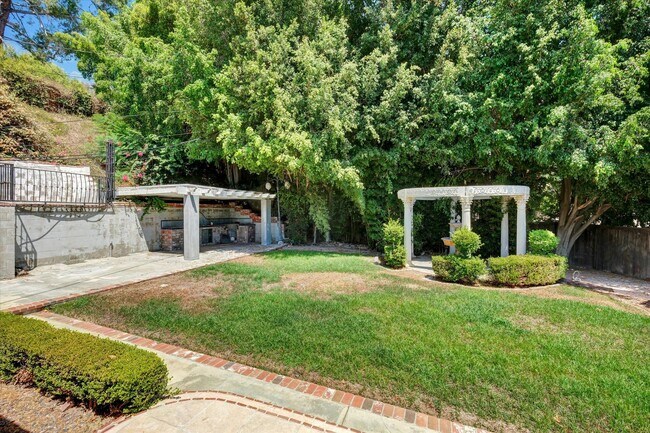 Building Photo - 5-Bedroom Home in Desirable Friendly Hills...