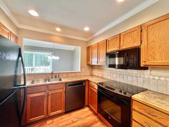 Building Photo - End Unit in Great Location!