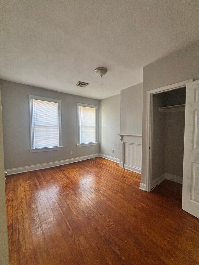 Building Photo - Well Kept 3 Bedroom 1.5 Bathroom Duplex Located in Historic Port Norfolk